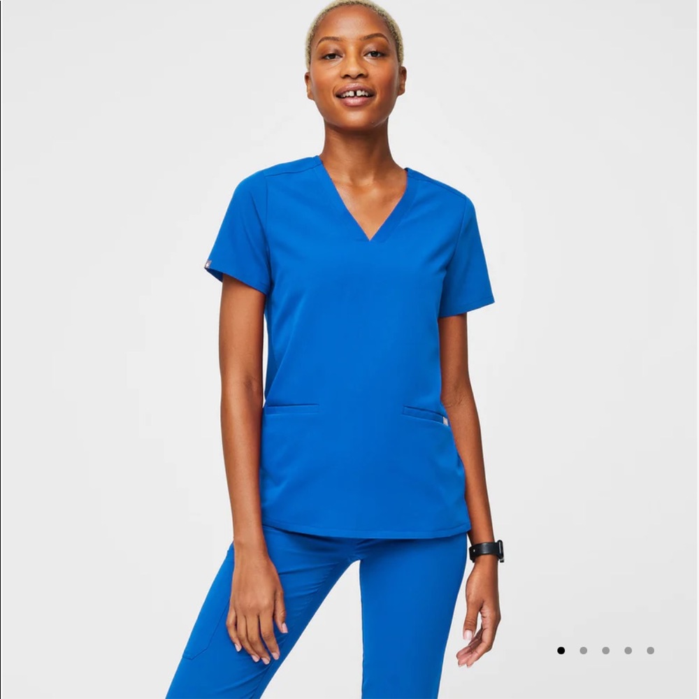 Casma™ Three-Pocket Scrub Top